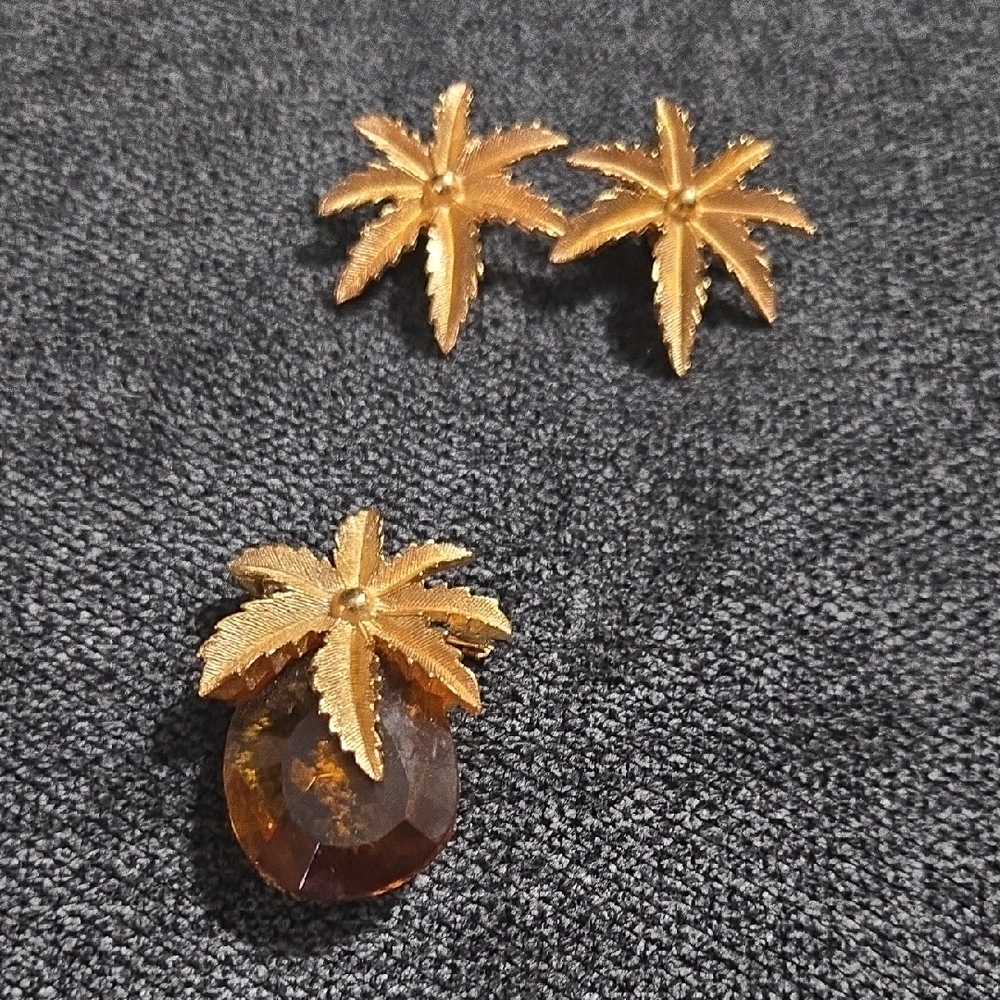 Sarah Coventry Vintage Gold Autumn Haze Jewelry Set- Brooch &โ Earrings